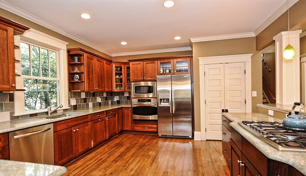 Wooden kitchen cabinets are only used in villas, big houses - right or wrong?